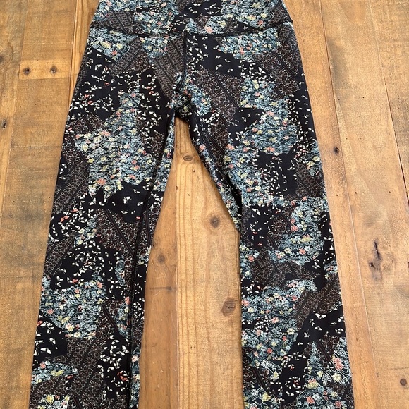 Lululemon Wunder Under high rise yoga pants.. - Picture 2 of 5